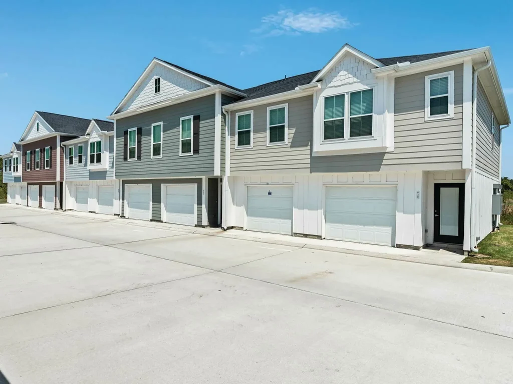LEO at West Fork Apartments with Garage